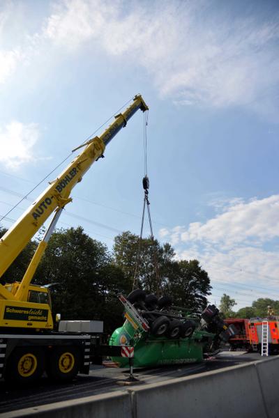 Betontrennwand auf der Autobahn durchbrochen - Fahrer verstirbt auf der A5 bei Baden-Baden